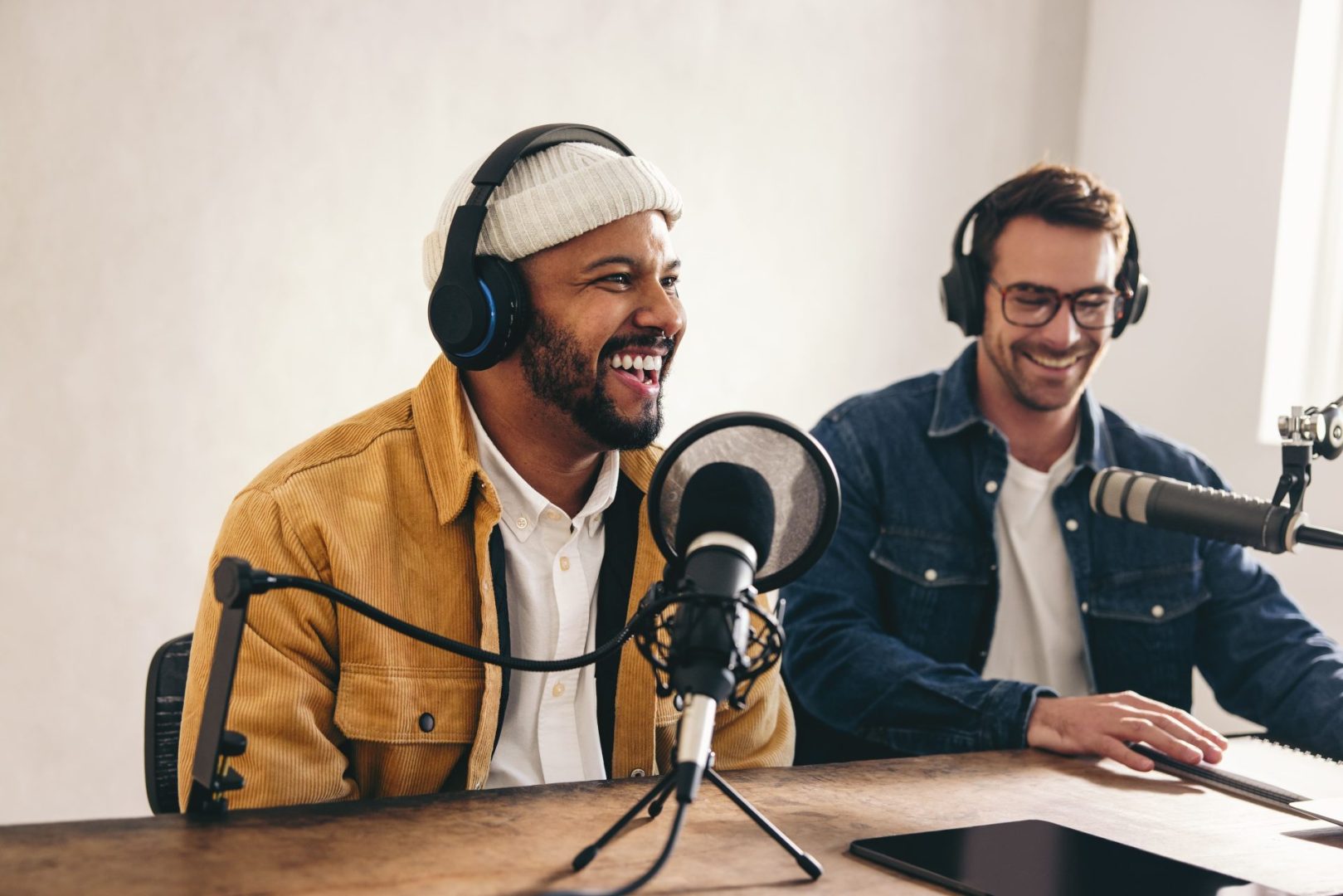 Illustration de Comment devenir Podcasteur : Le Guide Complet pour Lancer son Podcast en 2024