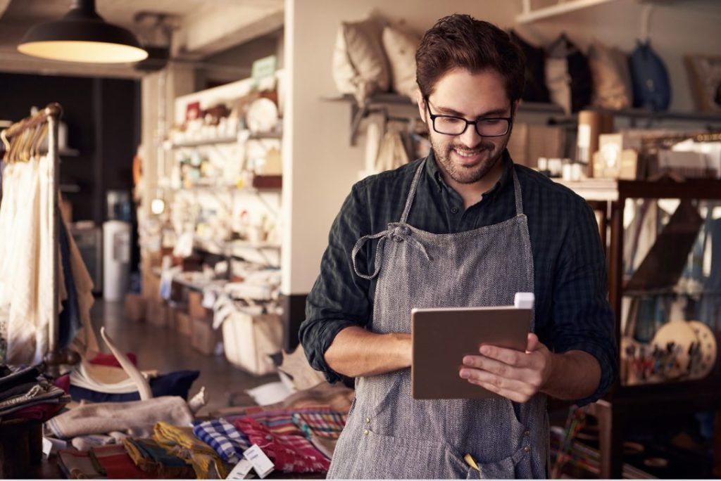 homme propriétaire d’une boutique de cadeaux
