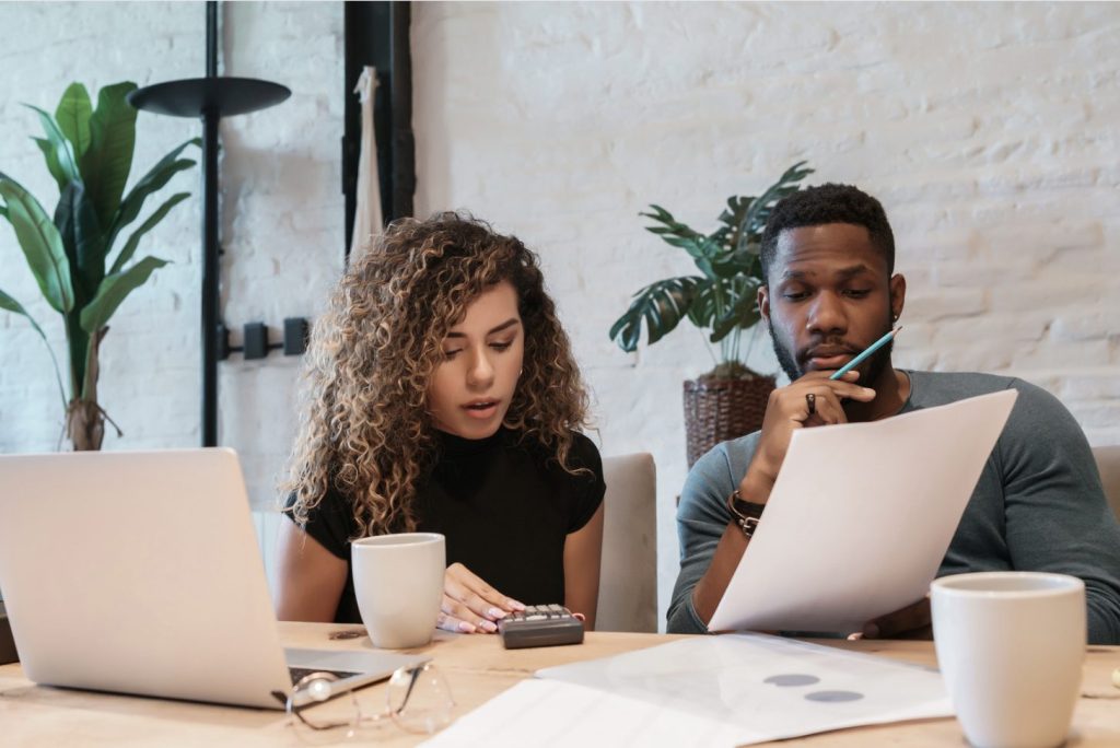 jeunes associés planifiant le budget pour ouvrir un commerce de proximité