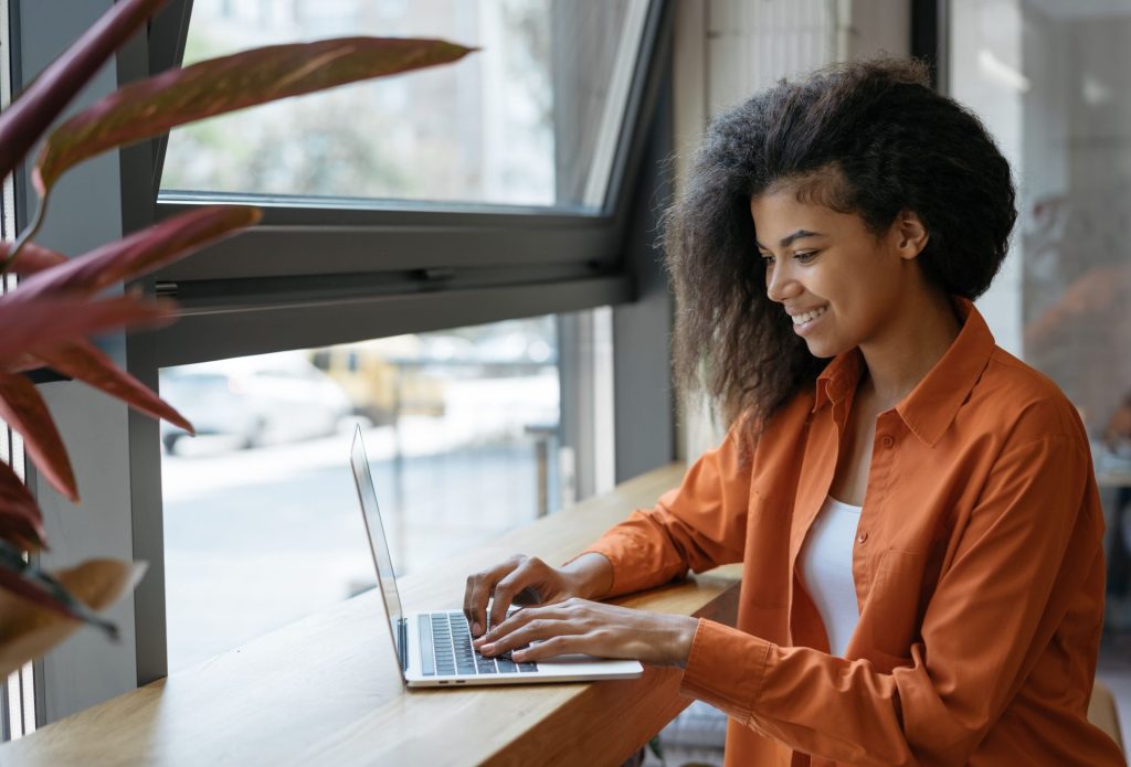 Une femme freelance sur son ordinateur