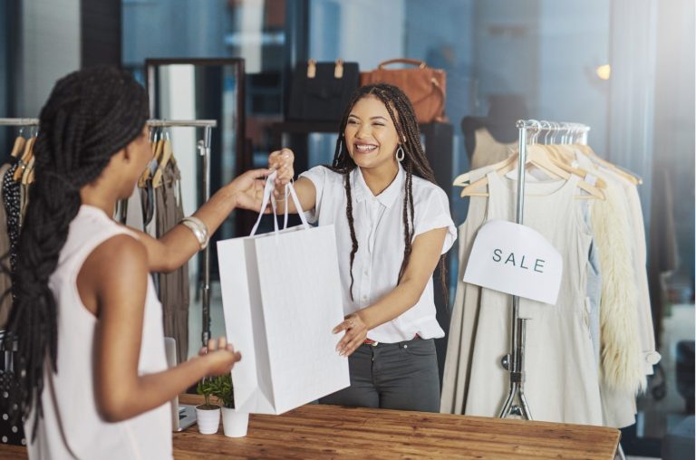 transaction entre cliente et vendeuse dans une boutique de mode