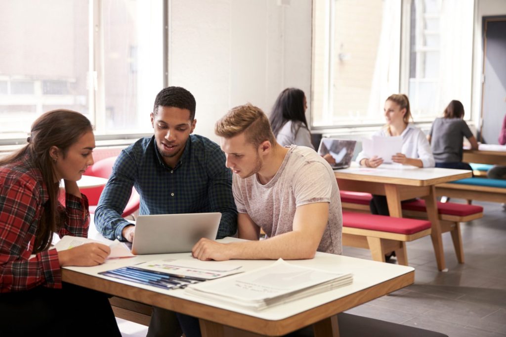 groupe d’étudiants en pleine recherche d’alternance