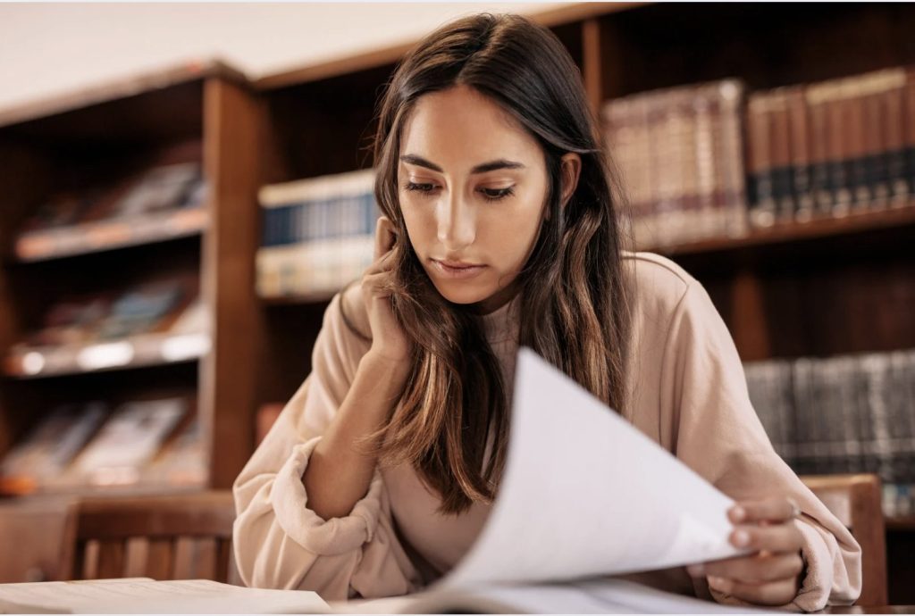 étudiante en recherche d’informations à la bibliothèque