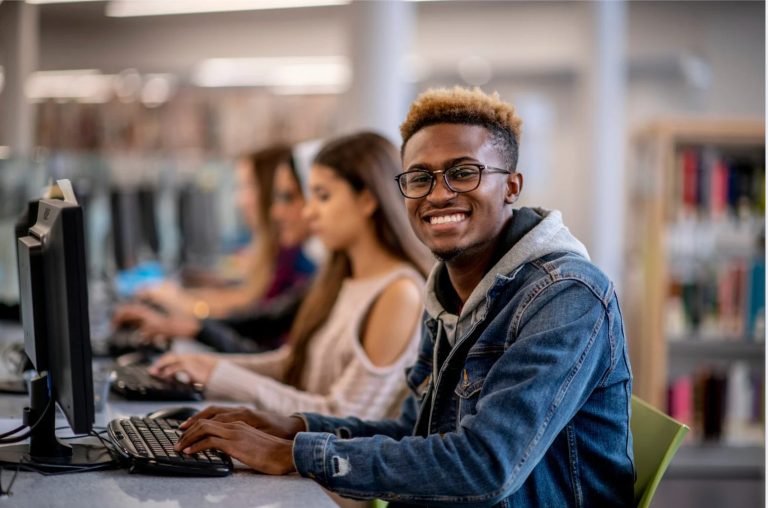 étudiant souriant en recherche d'alternance